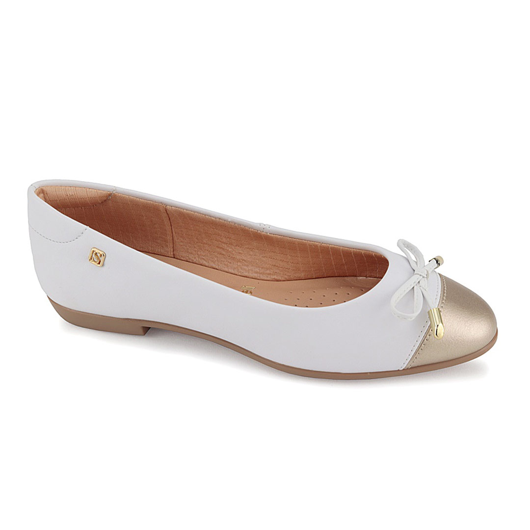 Zapato Ballerina plana en color blanco con punta dorada, moño decorativo blanco en el empeine.