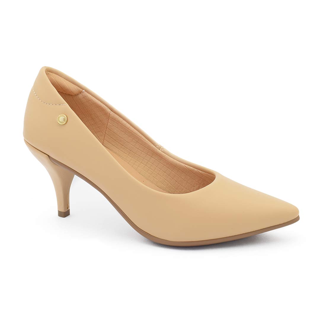 Zapato de tacón bajo en color beige con punta afilada y diseño elegante.